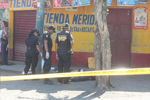 Un hombre fue atacado a balazos por un presunto delincuente en una tienda, en la zona 1 de Tiquisate, en Escuintla. (Foto Prensa Libre: Felipe Guzmán)<br _mce_bogus="1"/>