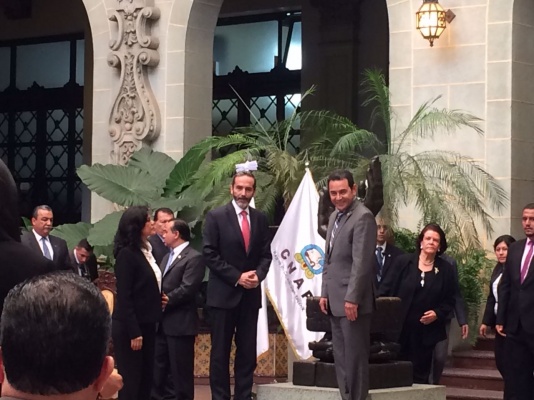 Carlos Manuel Pulido, embajador de Colombia en Guatemala, cambia de la Rosa de la Paz en septiembre de 2016. Lo acompaña el presidente Jimmy Morales (Foto Prensa Libre: Cancillería de Colombia)