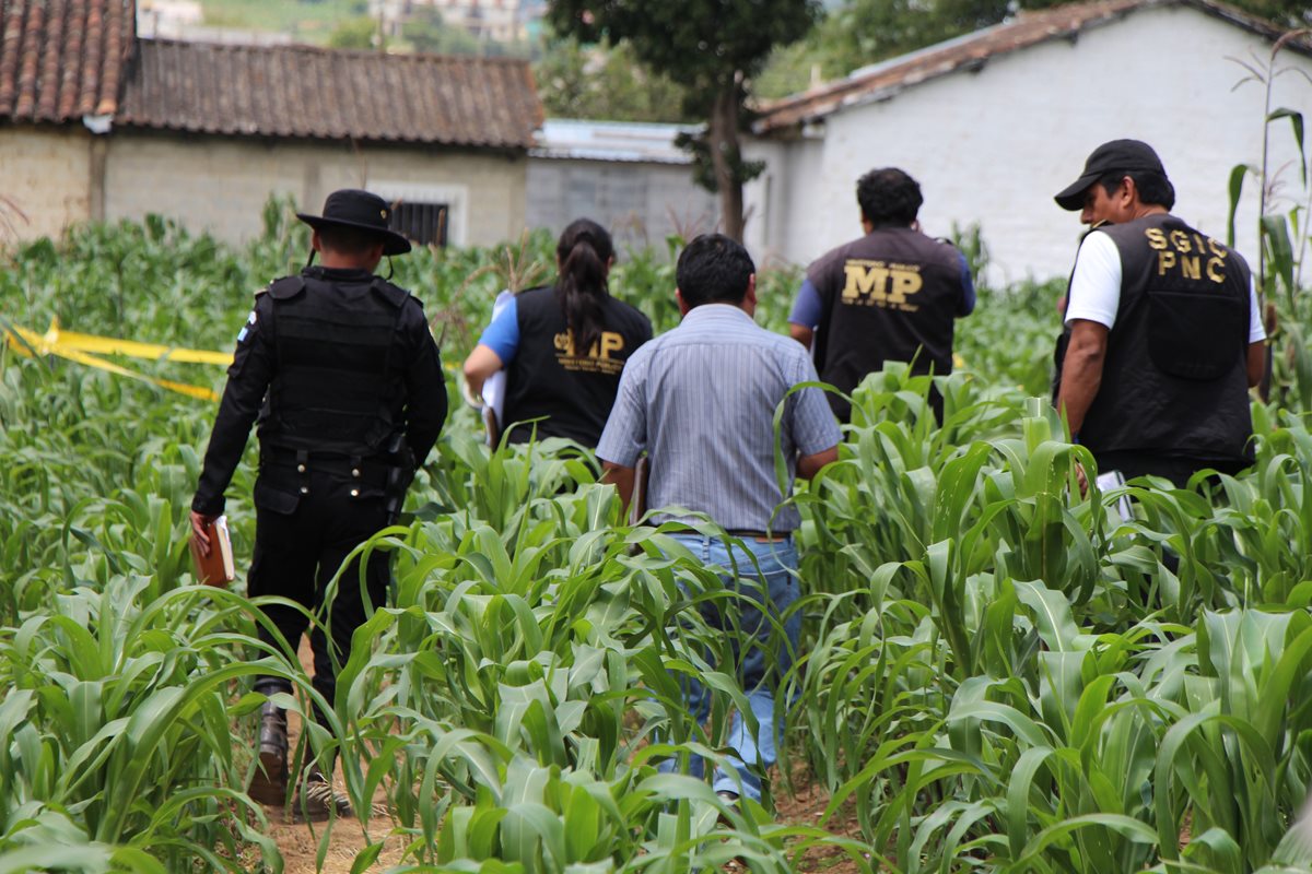 Investigadores policiales recogen evidencias en vivienda de la cabecera de Totonicapán. (Foto Prensa Libre: Édgar Domínguez)