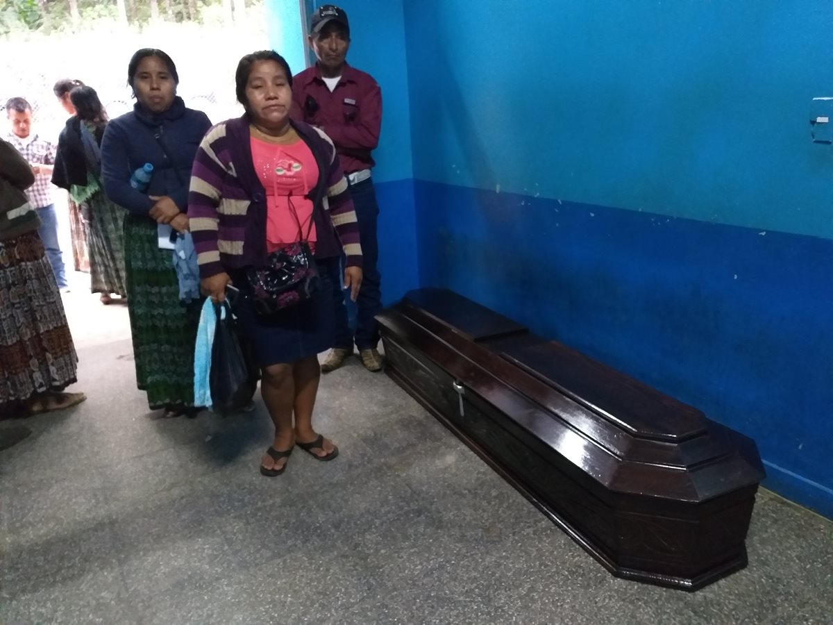 Familiares de Alejandra Icó Chub en la morgue del Inacif de Cobán, Alta Verapaz. (Foto Prensa Libre: Aura Andersen)
