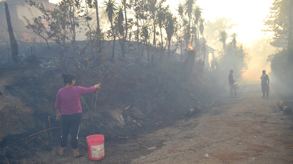 Vecinos de varias comunidades ayudaron a sofocar el incendio forestal.(Foto Prensa Libre: Mario Morales)