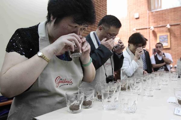 Yi-Ling Wu, junto a otros miembros de la misión comercial, prueba diferentes tipos de café. (Foto Prensa Libre: Álvaro Interiano)