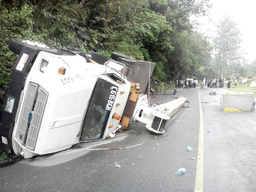 Grúa que volcó en la carretera que conduce de San Lucas Tolimán a Patulul. (Foto Prensa Libre: Ángel Julajuj)