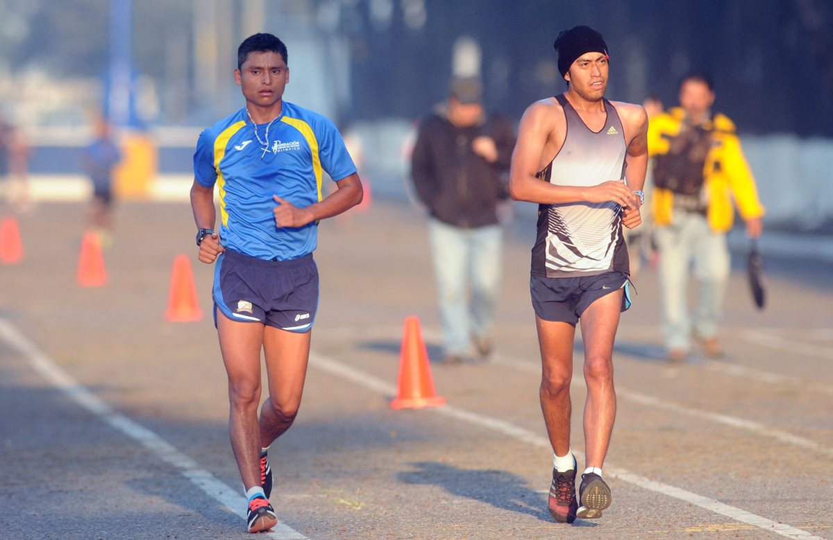 Érick Barrondo -izquierda- se entrena en el Campo Marte. (Foto Prensa Libre: Jeniffer Gómez)