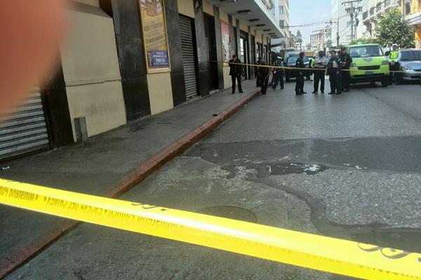 Una persona resultó herida de bala durante un asalto en la zona 1. (Foto Prensa Libre: E. Paredes)