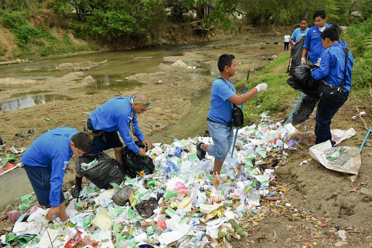 Integrantes del  grupo Scout 2 recogen basura en un riachuelo de Zacapa, con el apoyo de instituciones locales. (Foto Prensa Libre: Julio César Vargas)