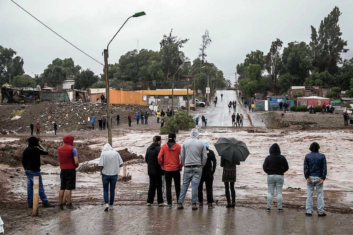 Los residentes ven la crecida del río Copiapó, en Copiapó, Chile. (Foto Prensa Libre:AP)