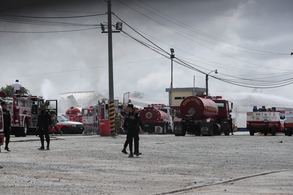 Autoridades supervisan el lugar del incendio.