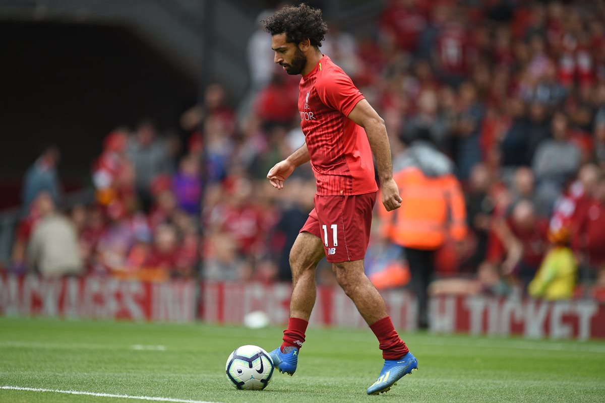 Mohamed Salah podría ser multado por conducir y usar el teléfono móvil al mismo tiempo. (Foto Prensa Libre: AFP)