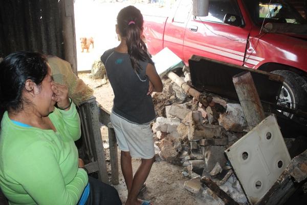 Curiosos observan el picop que atropelló a María de Jesús García en El Cerinal, Barberena. (Foto Prensa Libre: Oswaldo Cardona)<span style="font-size: 10pt; font-family: Arial;"></span>