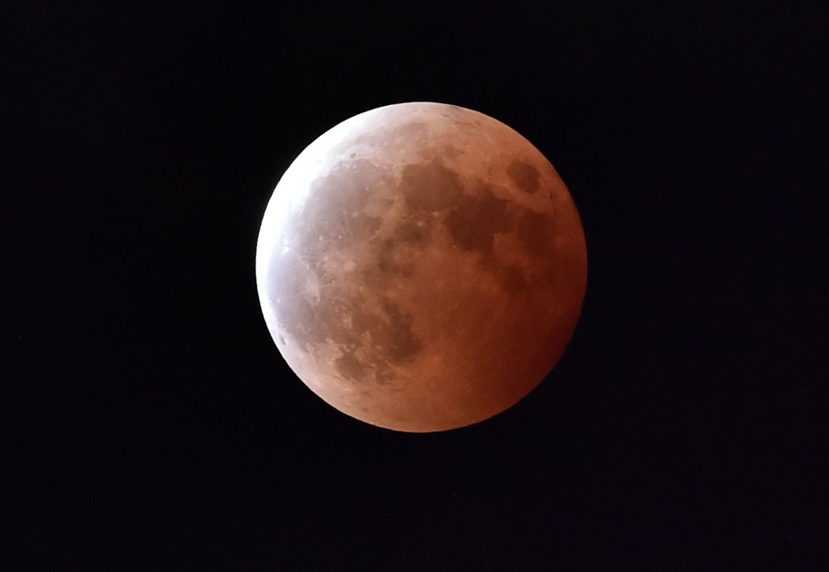 En su punto más cercano a la Tierra, la Luna, de gran tamaño y luminosa, se vestirá de rojo. (Foto Prensa Libre: AFP).