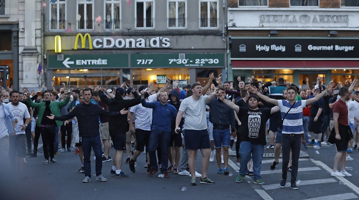 Aficionados han generado disturbios en Francia y empañado la Eurocopa 2016. (Foto Prensa Libre: AP)