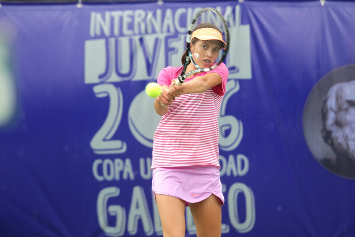 La tenista guatemalteca Gaby Rivera, devuelve el servicio a la estadounidense Jenna Dean. (Foto Prensa Libre: Norvin Mendoza).