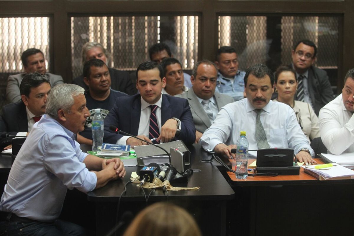 Otto Pérez se identifica ante el juez Miguel Ángel Gálvez, durante la audiencia de primera declaración. (Foto Prensa Libre: Edwin Bercián)