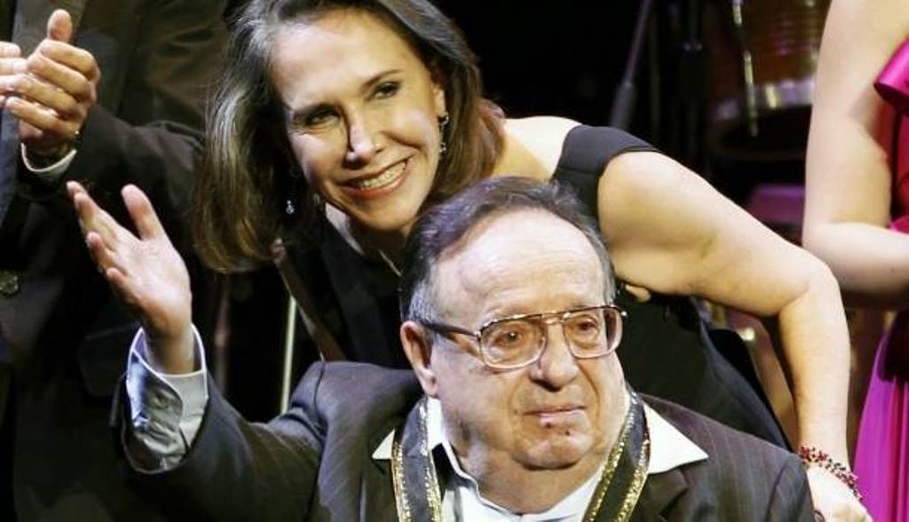 Florinda Meza y Roberto Gómez Bolaños durante un homenaje dedicado al comediante en el 2011. (Foto Prensa Libre: AP)