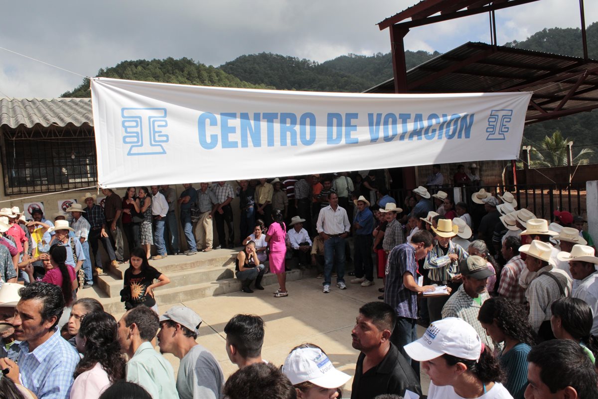 La magistrada del TSE, María Eugenia Mijangos considera que a como de lugar las elecciones se celebrarán el próximo domingo. (Foto Prensa Libre: Hemeroteca PL)