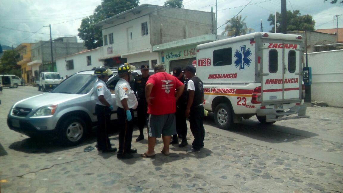 Bomberos Voluntarios ya no pudieron hacer nada por la víctima. (Foto Prensa Libre: Mario Morales)
