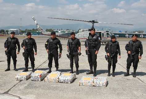 La PNC transporta, a las bodegas de la DAIA, cocaína y heroína decomisada en el Puerto Quetzal, Escuintla (Foto Prensa Libre: Estuardo Paredes)