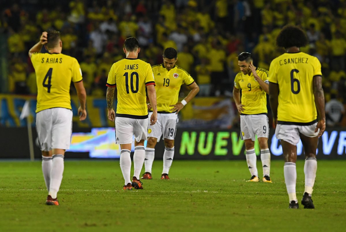 Desilusión total en los jugadores de Colombia que dejaron escapar el pase a la Copa del Mundo en los últimos minutos del partido contra Paraguay. (Foto Prensa Libre: AFP)