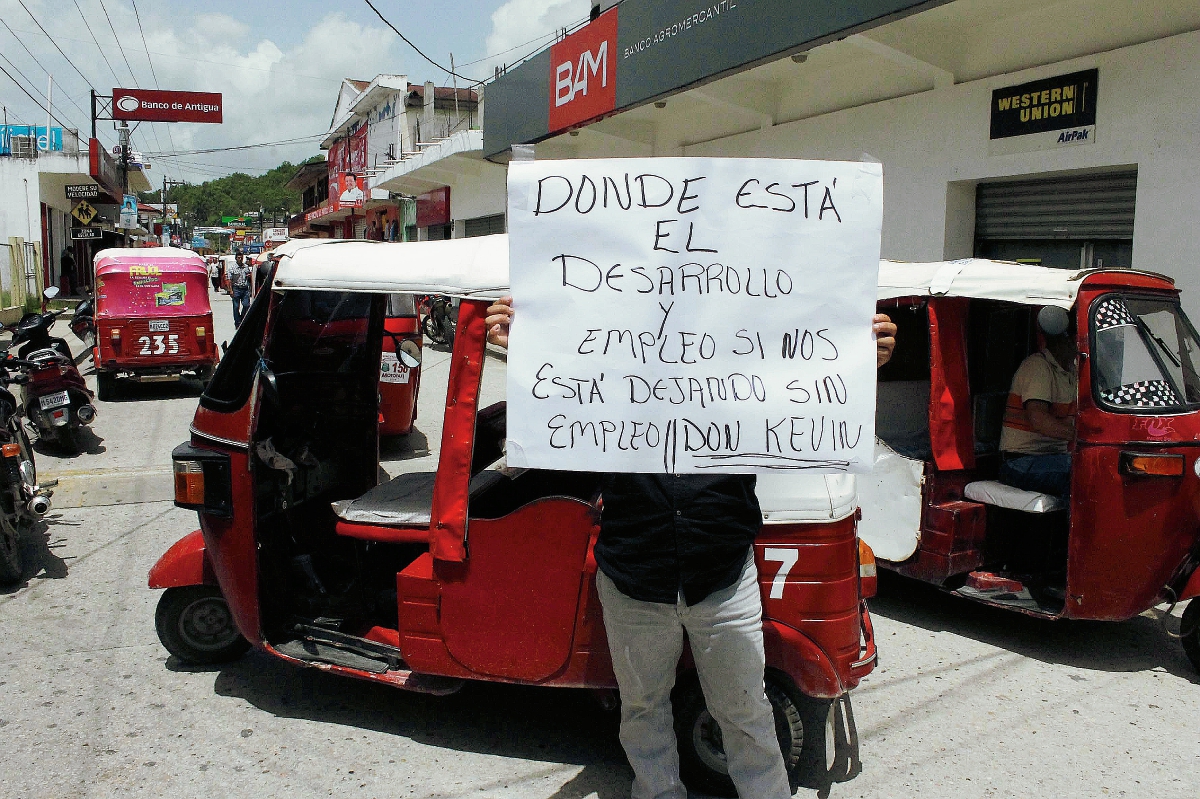 Pilotos de mototaxi en Poptún, Petén, protestan contra el favoritismo del alcalde hacia seguidores del partido Líder. (Foto Prensa Libre: Walfredo Obando)