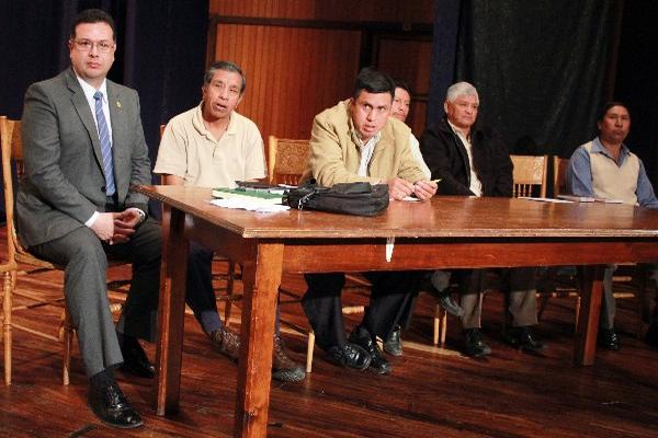 El alcalde de Xela, Jorge Barrientos, reunido con miembros del sindicato de la Municipalidad.