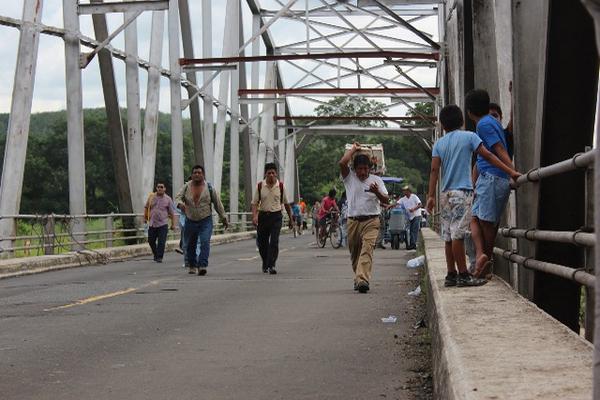 Los pobladores de Suchitepéquez se han visto obligados a caminar, debido la suspensión del tránsito vehicular en el puente Nahualate. (Foto Prensa Libre: Danilo López)<br _mce_bogus="1"/>