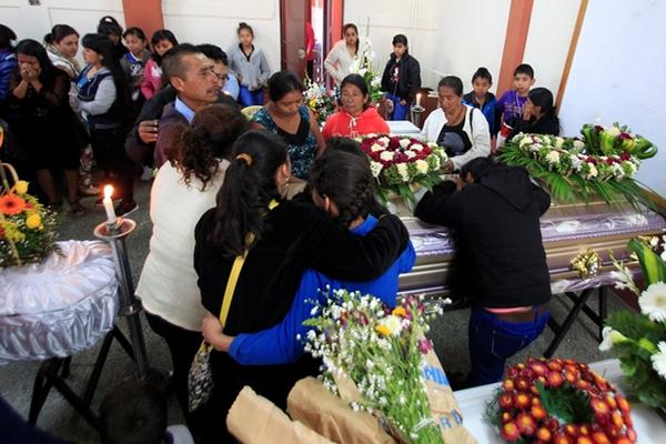 Velatorio de madre y tres hijas asesinadas en zona 21. (Foto Prensa Libre: Erick Avila)