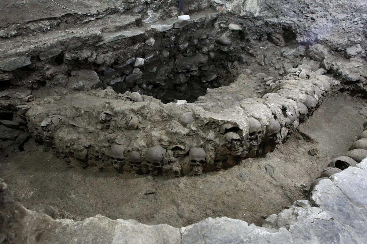 Vista general del sitio donde antropólogos mexicanos encontraron una torre edificada con cráneos en Ciudad de México,México.(Foto Prensa Libre: EFE).