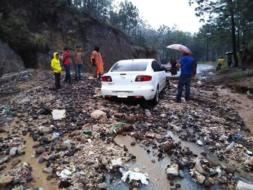 Autoridades alertan sobre el peligro de deslizamiento de tierra en carreteras o comunidades. (Foto Prensa Libre: Héctor Cordero)
