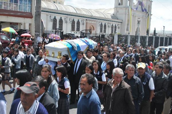 Féretro es llevado en hombros a cementerio.