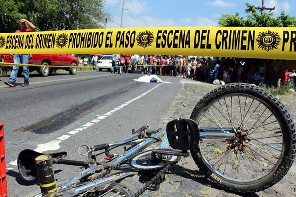 Cadáver quedó sobre la cinta asfáltica mientras que el piloto responsable huyó del lugar del hecho. (Foto Prensa Libre: Rolando Miranda)
