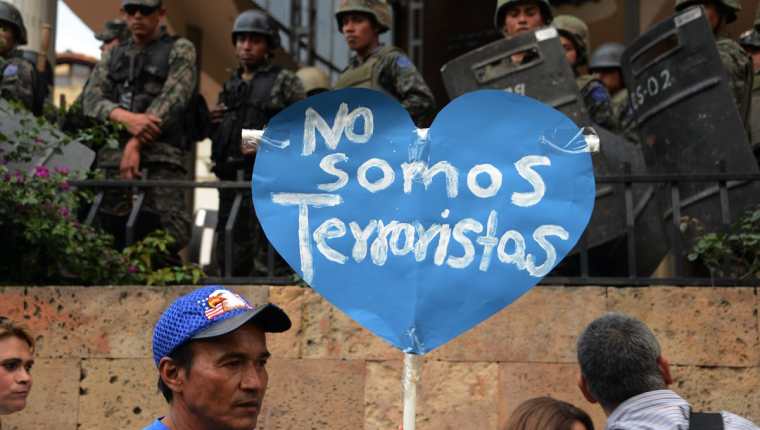 Un opositor hondureño protesta contra una ley que criminaliza las manifestaciones. (Foto Prensa Libre:AFP).