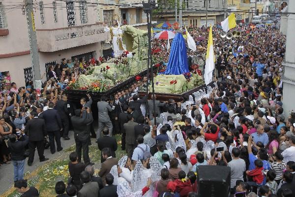 TRADICIONAL encuentro entre Jesús Resucitado y la Virgen María, en una de las calles del centro histórico de la capital.