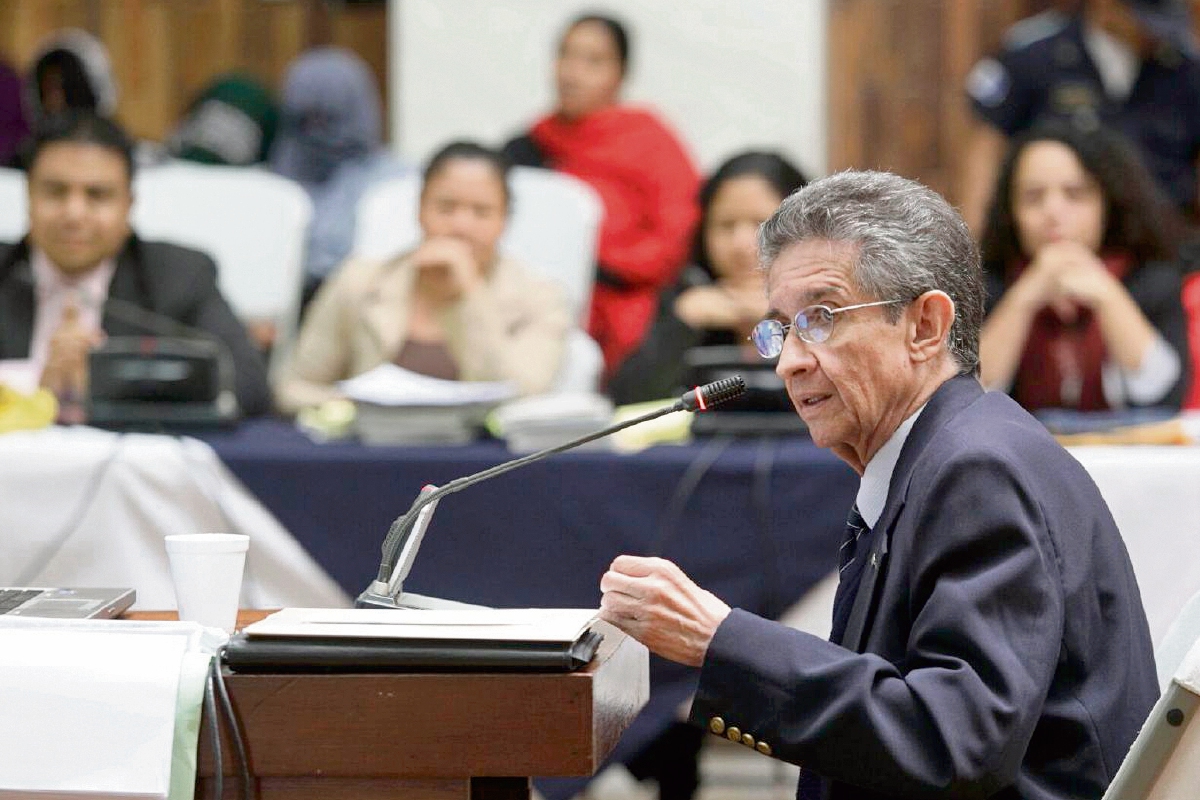 HÉCTOR ROSADA declara ante el tribunal, durante el juicio en contra del coronel Esteelmer Francisco Reyes y el excomisionado militar Heriberto Valdez.