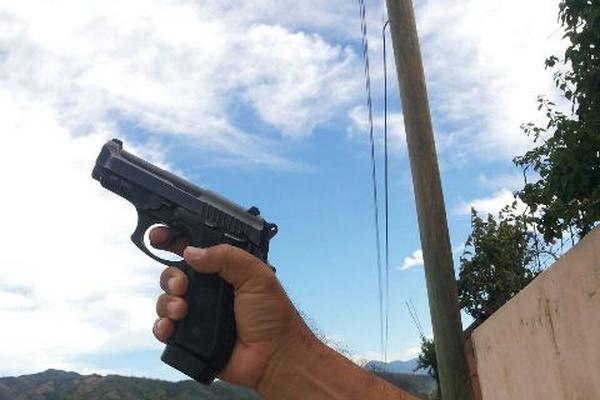  Vecinos piden a las autoridades estricto control sobre personas que disparan al aire.  (Foto Prensa Libre: Víctor Gómez).