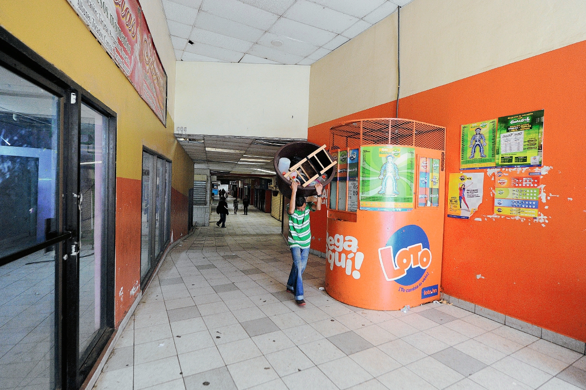 Algunos vendedores  del mercado  tuvieron que abandonar sus negocios debido a las extorsiones. (Foto Prensa Libre:AFP).