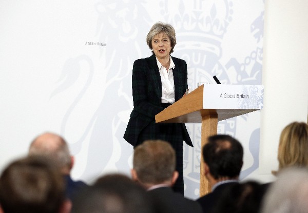 Theresa May insiste en que su país seguirá cooperando con la UE sobre política exterior.(Foto Prensa Libre: AFP).