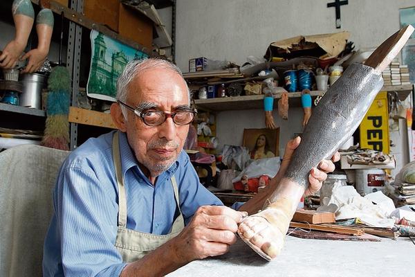 El restaurador  Ramiro Irungaray afirma que en el 2001 limpió el Cristo Yacente del Calvario y en esa ocasión también quedó blanco. (Foto Prensa Libre: Brena Martínez)
