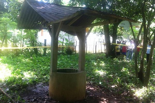 Pozo artesanal donde fue encontrado el cadáver de Antonio Cardona, en El Asintal, Retalhuleu. (Foto Prensa Libre: Jorge Tizol)
