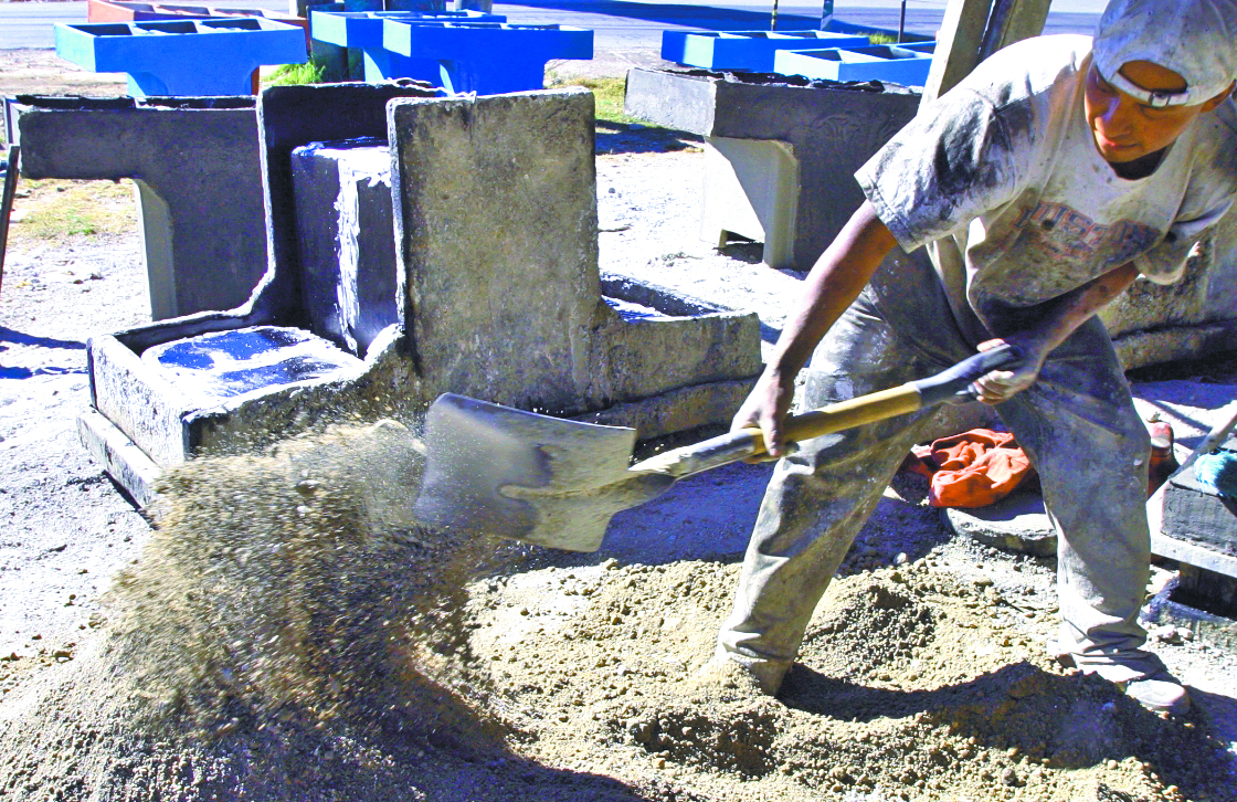 Con el molde se pueden fabricar decenas de pilas a lo largo de cinco an?os. E?stas llevan una estructura de hierro, arena de ri?o, arena blanca, y cemento. (Foto: Hemeroteca PL)