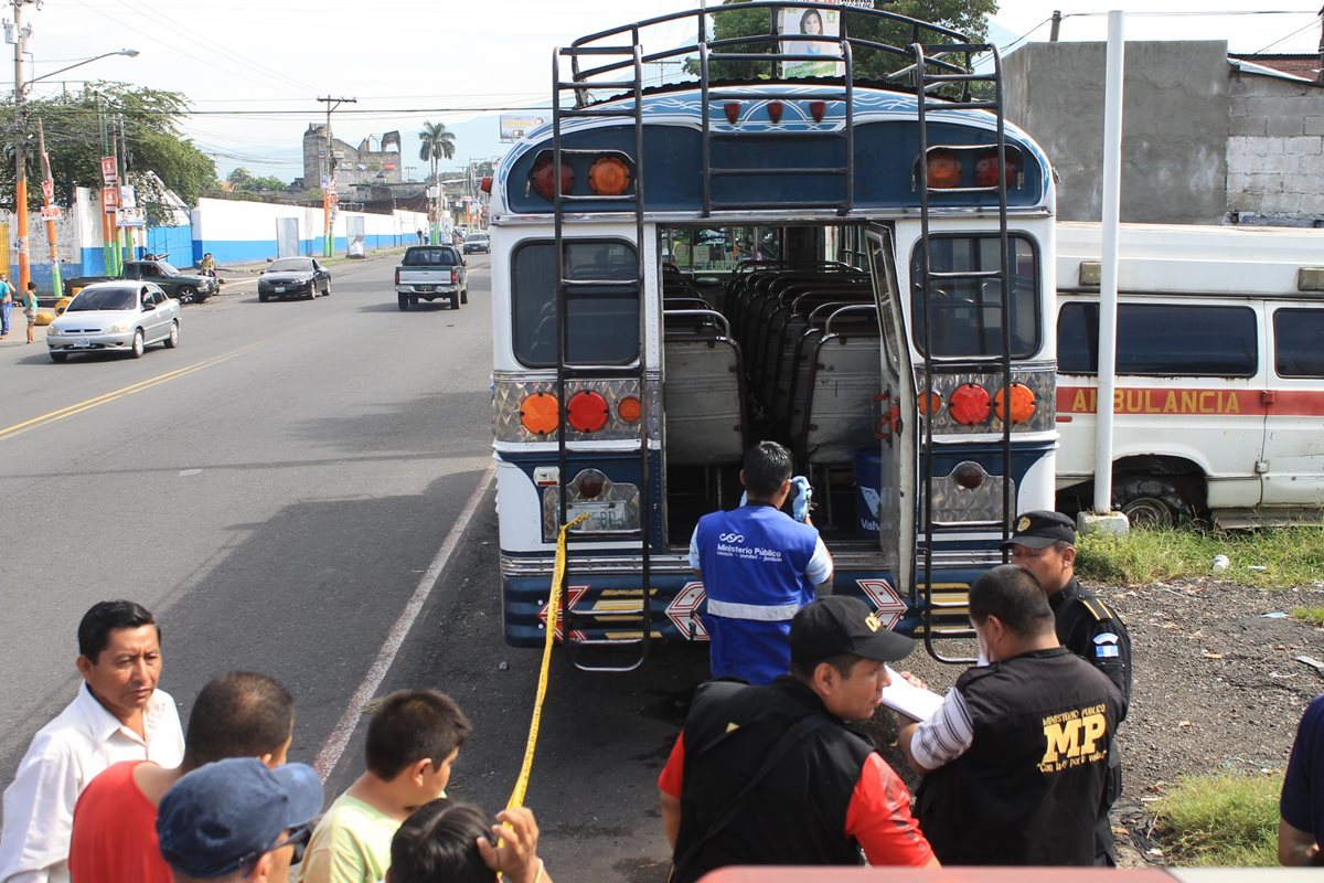 Autoridades analizan el autobús extraurbano en el que ocurrió el ataque. (Foto Prensa Libre)