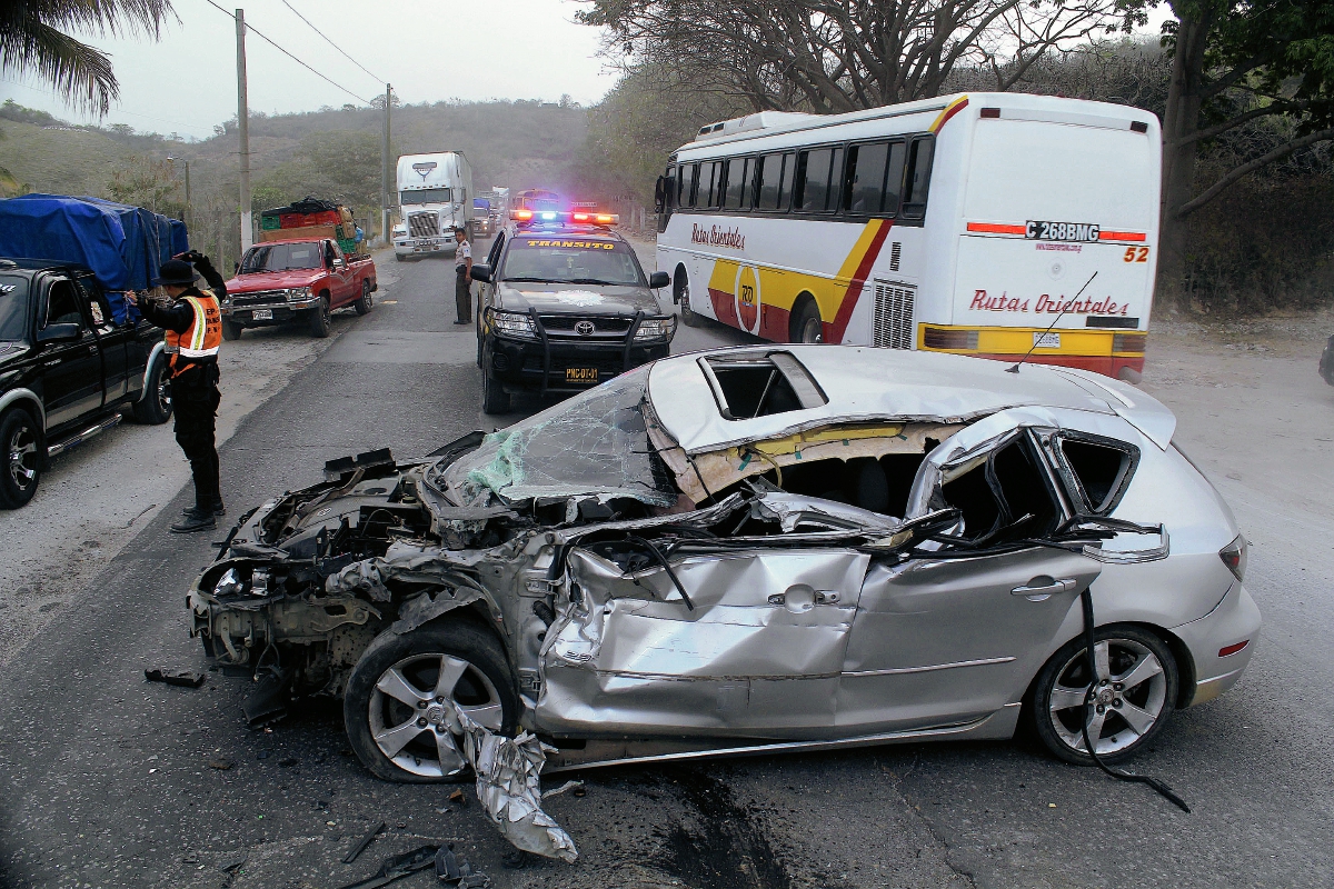Uno de los vehículos quedó destruido por el accidente  en el kilómetro 63 de la ruta al Atlántico,  Sanarate, El Progreso. (Foto Prensa Libre: Hugo Oliva)