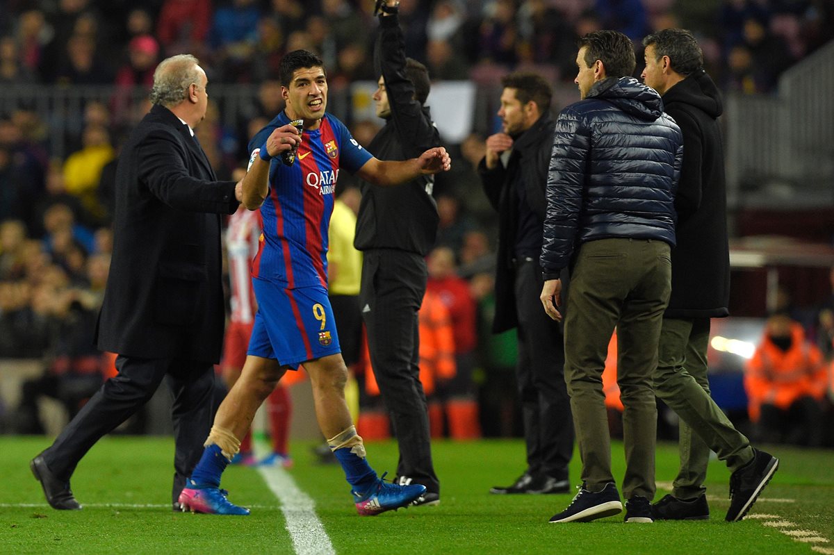 Luis Suárez reclama después de salir expulsado del partido de la semifinal de la Copa del Rey contra el Atlético de Madrid. (Foto Prensa Libre: AFP)