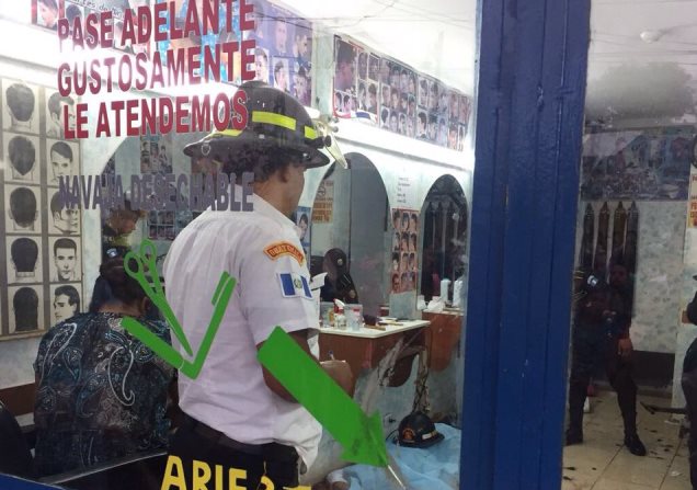 Barbería donde ocurrió el ataque armado en la aldea El Porvenir, Boca del Monte. (Foto Prensa Libre: Bomberos Voluntarios).