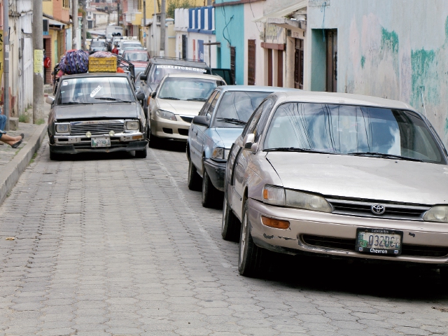 Los vehículos estacionados en las calles de la cabecera de Totonicapán son más vulnerables a ser robados por delincuentes.