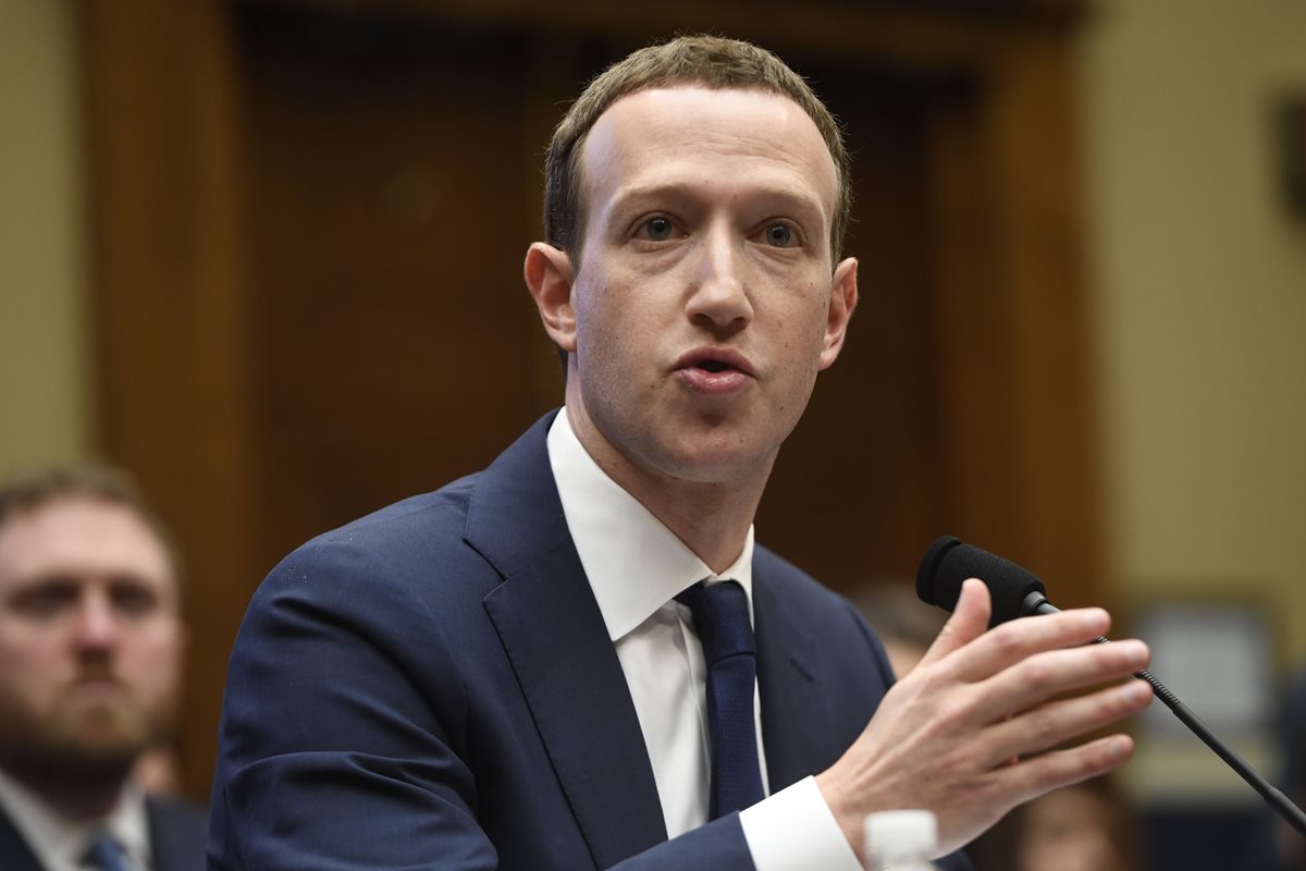 El director y fundador de Facebook, Mark Zuckerberg, testifica durante una audiencia del Comité de la Cámara de los Estados Unidos.(Foto Prensa Libre:AFP).
