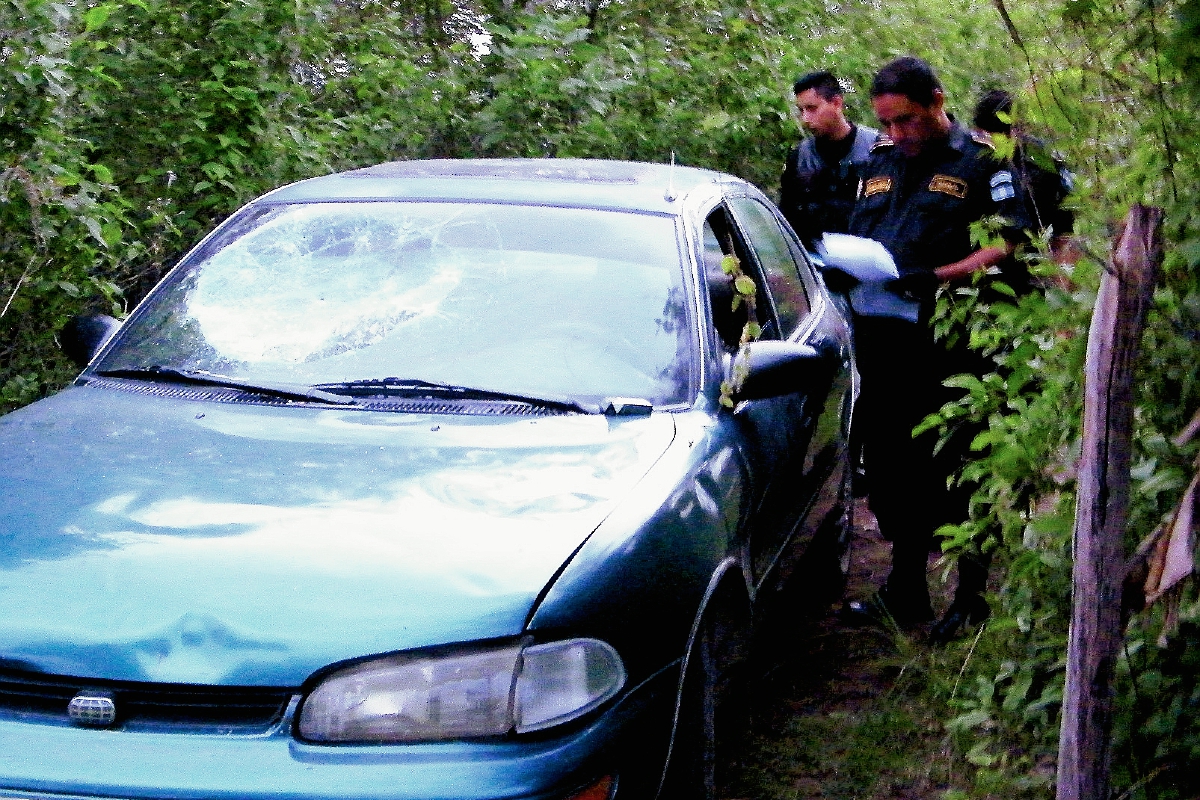En un terreno junto a un camino de terracería fue encontrado el vehículo. (Foto Prensa Libre: Héctor Contreras).