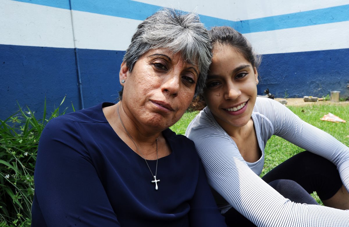 La gimnasta guatemalteca Ana Sofí­a Gómez, junto a su mamá, Patricia Porras. (Foto Prensa Libre: Francisco Sánchez)