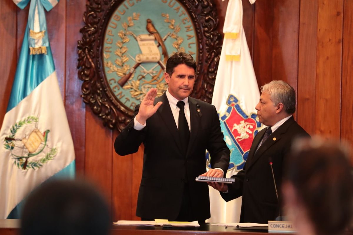 Ricardo Quiñónez Lemus fue juramentado como alcalde capitalino. (Foto Prensa Libre: Álvaro Interiano)