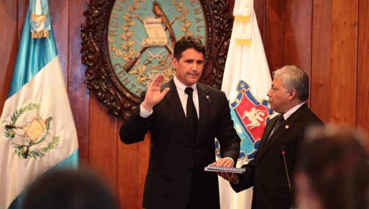 Ricardo Quiñónez Lemus fue juramentado como alcalde capitalino. (Foto Prensa Libre: Álvaro Interiano)